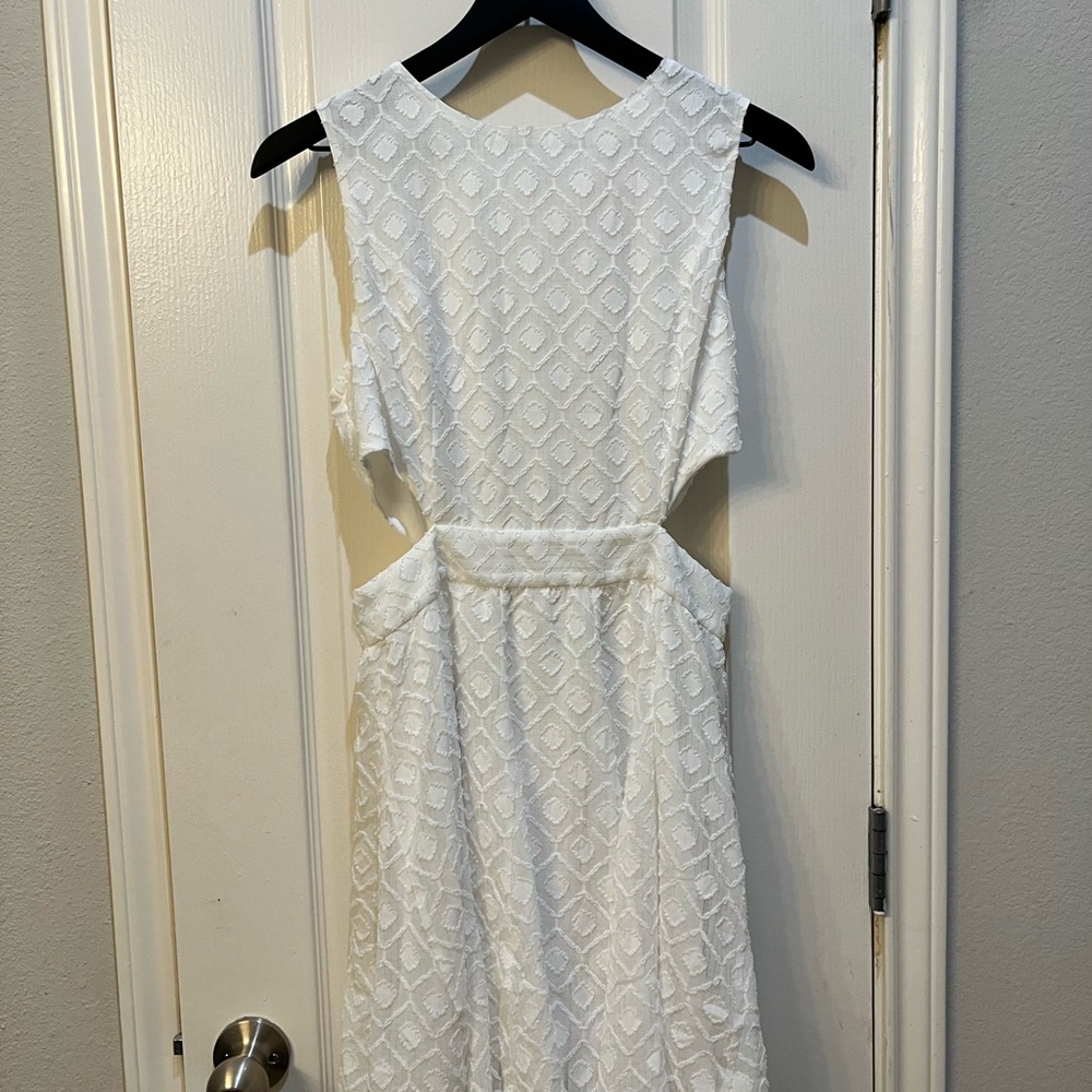 Elegant White Sleeveless Dress